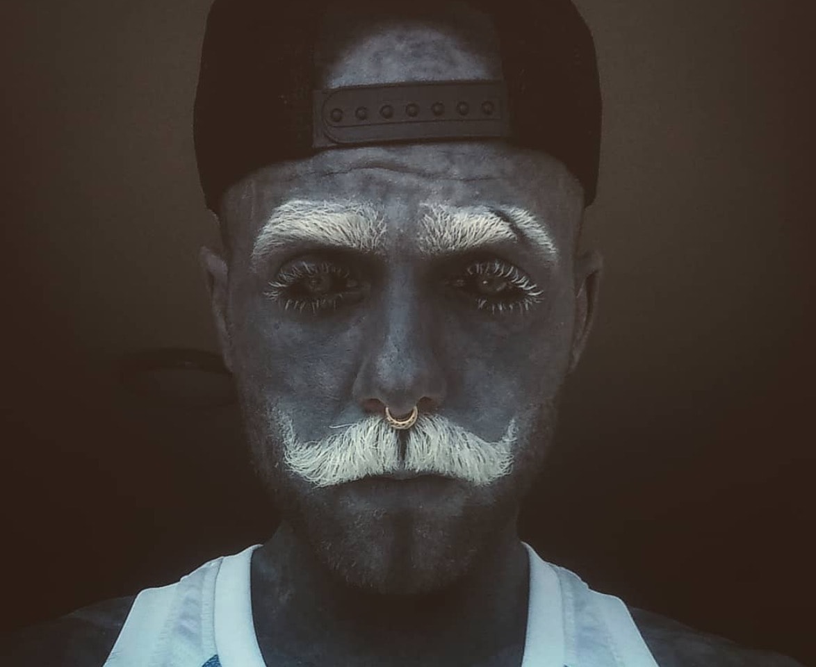 Adam Curlykale, albino dopo un cancro, si tutua di nero tutto il corpo