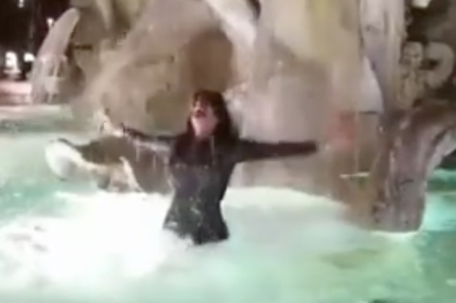 YOUTUBE Aida Nizar, bagno bis nella fontana di piazza Navona. E il web si indigna