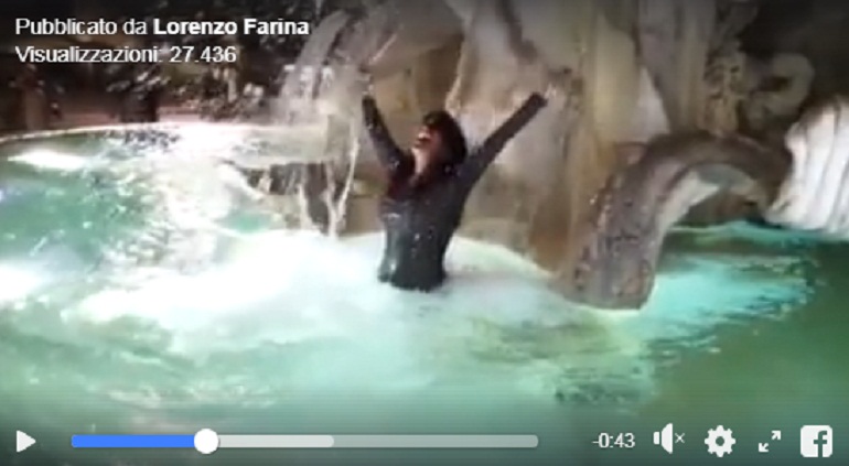 Aida Nizar si tuffa nella fontana dei Quattro Fiumi a piazza Navona VIDEO