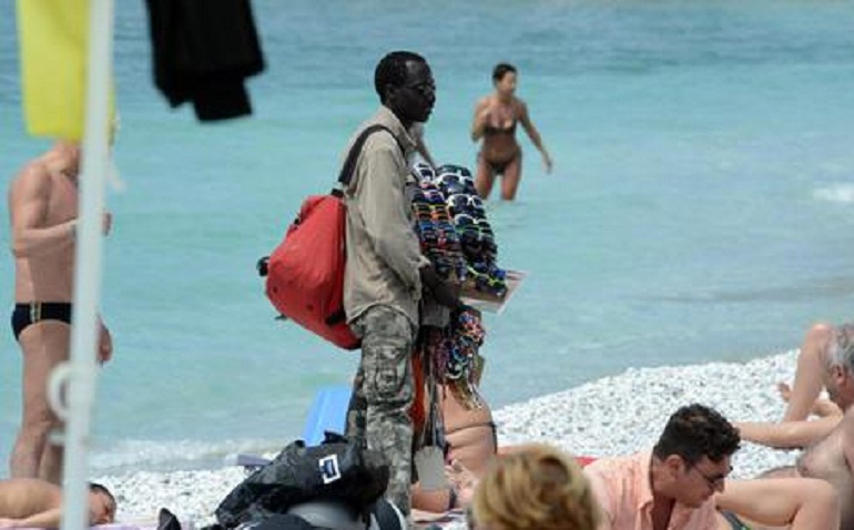 Aizza il cane contro un ambulante sulla spiaggia. La padrona: "Lui odia i negri come me"