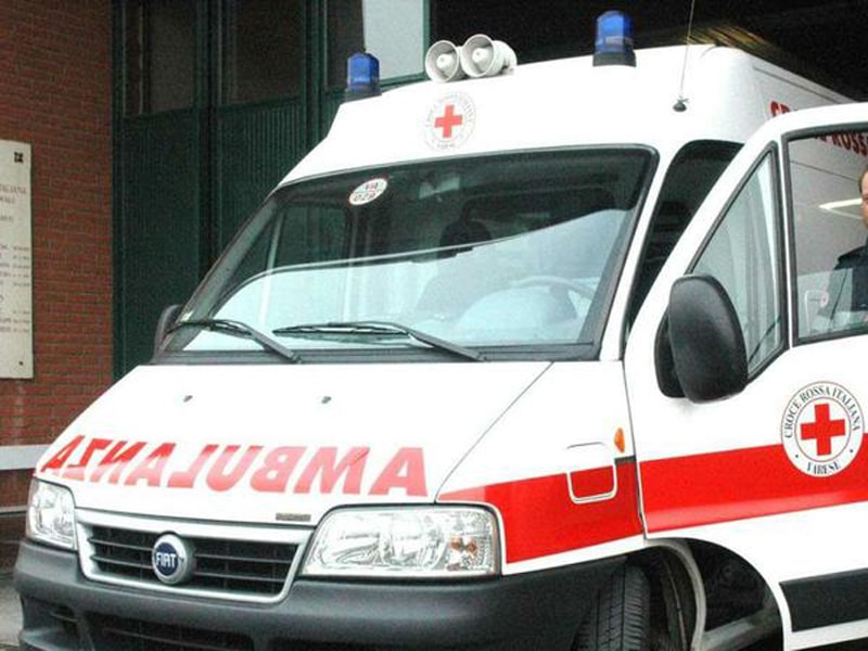 Salerno, coppia si schianta in moto il sabato sera: lei perde una gamba, lui un piede