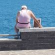 Gaeta, porta al mare la foto della moglie che non c'è più: il gesto d'amore di un anziano