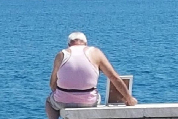 Gaeta, porta al mare la foto della moglie che non c'è più: il gesto d'amore di un anziano