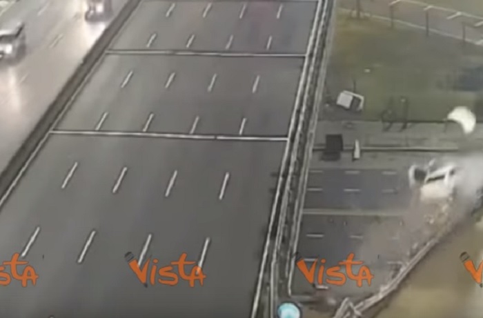 YOUTUBE Vola con l'auto a 170 km orari dalla sopraelevata VIDEO