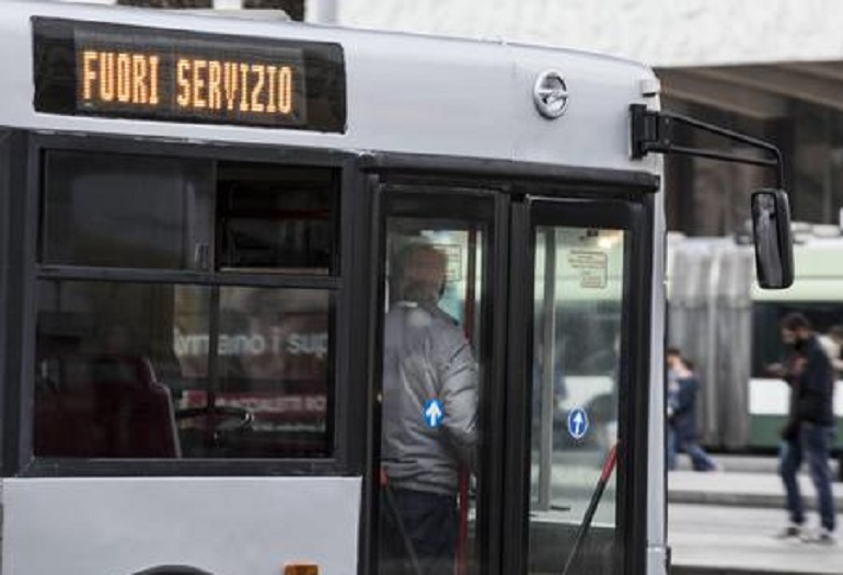 Atac, confermato lo sciopero di 4 ore di venerdì 6 luglio. Differito il secondo sciopero di 24 ore (foto Ansa)