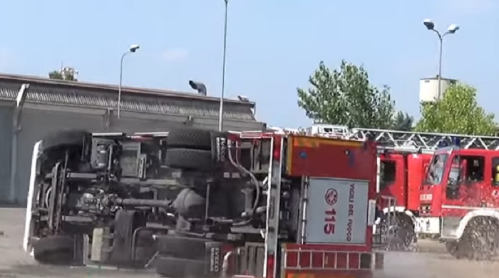 Melegnano, autobotte si ribalta