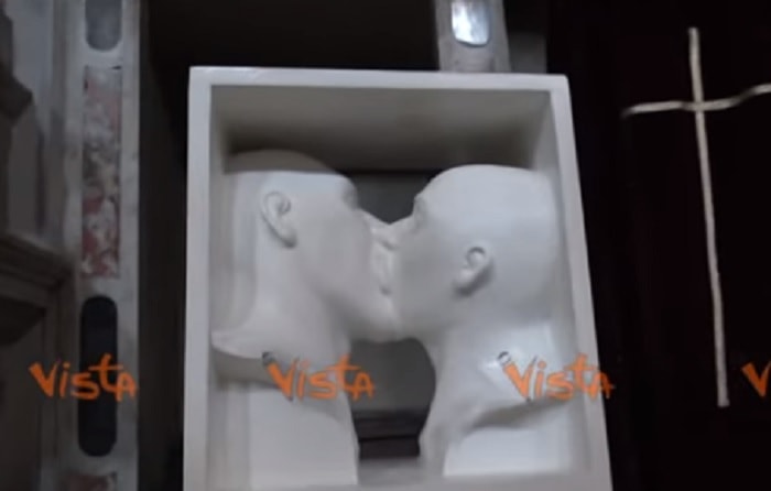 Statua bacio gay