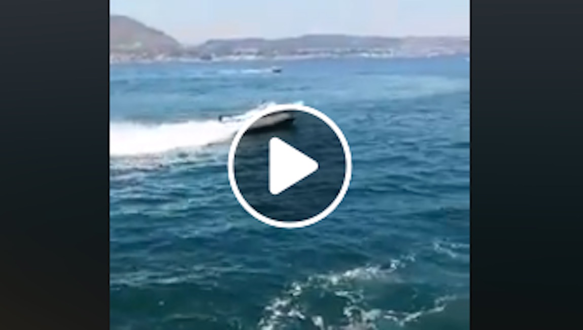 Napoli, comandante cade in mare: gommone senza guida si schianta contro la banchina e va a fuoco