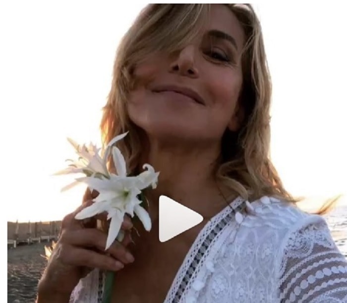 Barbara D'Urso corre sulla spiaggia