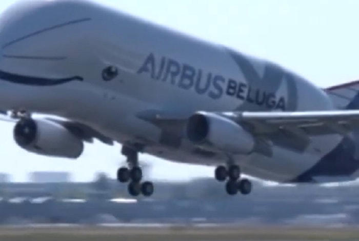Beluga enorme in cielo: è il nuovo airbus XL