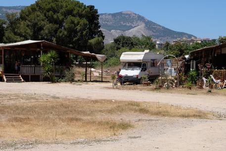 Roma. Ferimento bimba rom è un giallo: un piombino estratto dalla schiena, chi le ha sparato?