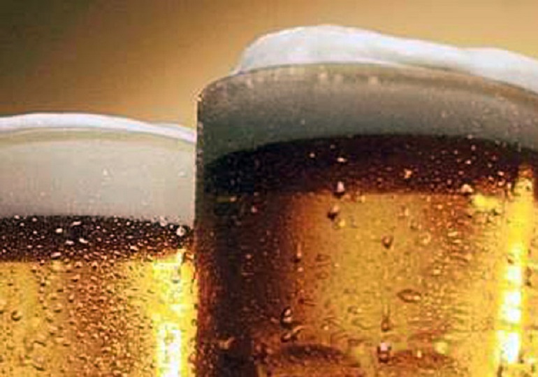 Studio francese: 24 su 45 birre analizzate contengono pesticidi (foto Ansa)