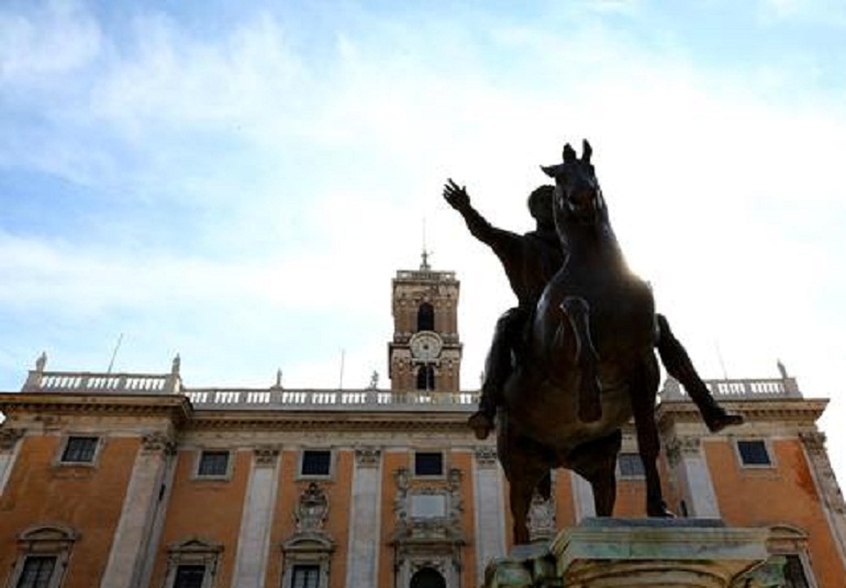 Roma, valigia abbandonata ai piedi del Campidoglio: scatta l'allarme (foto Ansa)