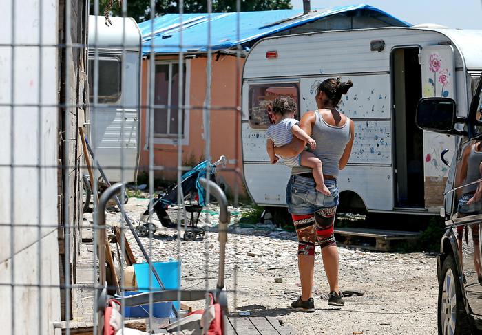 Rom bambini sono già ladri. Ma, se non rubano, schiavi a 50 cent l'ora