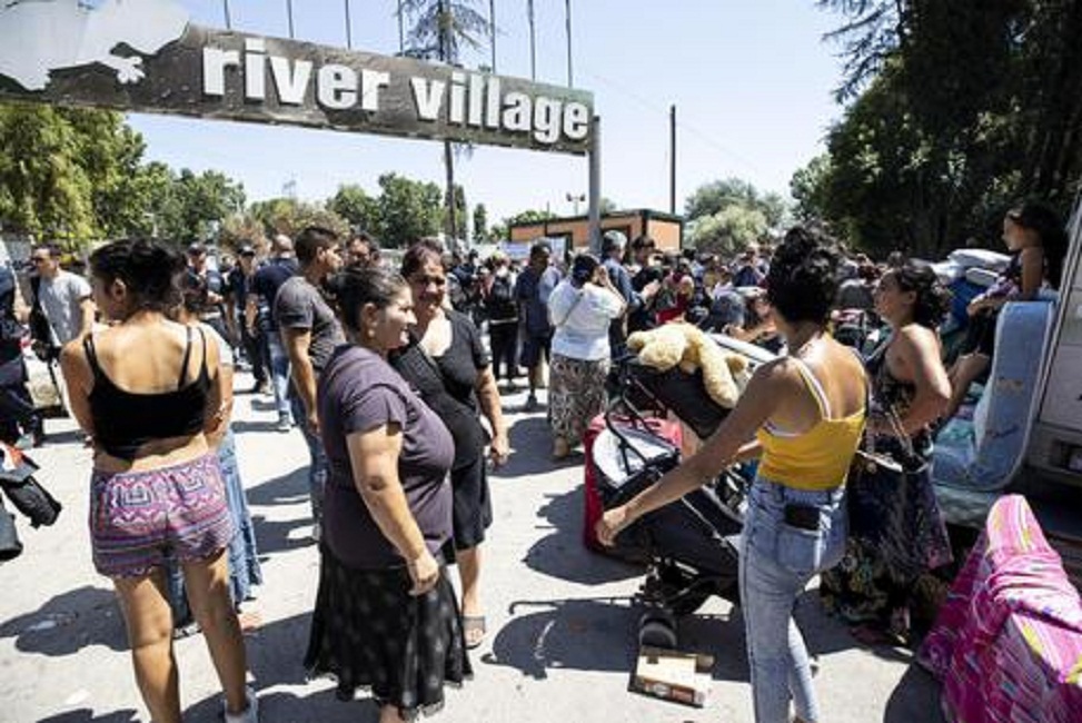 Roma, sassaiola contro i vigili al campo rom Camping River dopo lo sgombero: ferito un agente