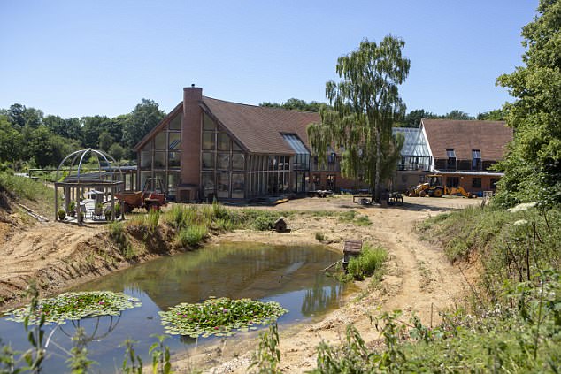 Gang armata irrompe nella sua villa, lui reagisce e li chiama "negri". A processo