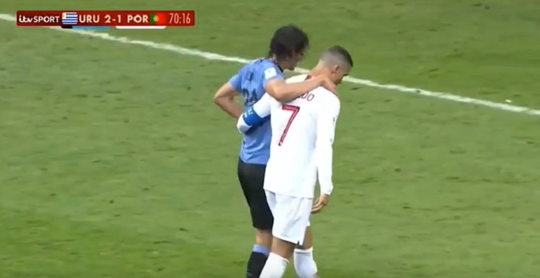 YOUTUBE Mondiale 2018, Cavani si infortuna. E Cristiano Ronaldo lo accompagna fuori dal campo