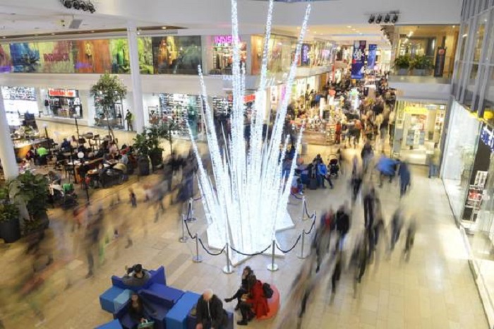 Spray urticante centro commerciale