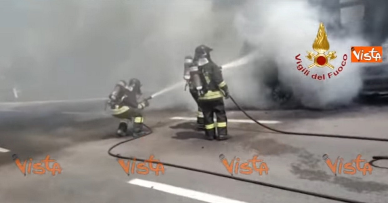 Cermenate, incendio in strada provinciale 35: tir in fiamme