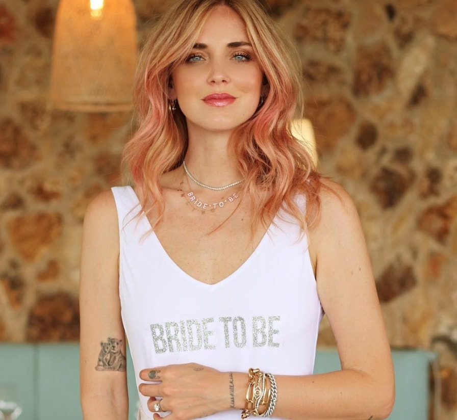 Chiara Ferragni a Ibizia per l'addio al nubilato, attacchi su Instagram: "Molla il figlio di 4 mesi, esempio terribile"
