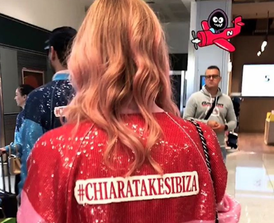 Chiara Ferragni, addio al nubilato ad Ibiza coi capelli rosa e le giacche glitterate