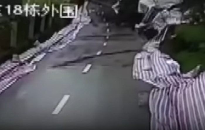Cina, improvvisamente crolla la strada nel quartiere residenziale
