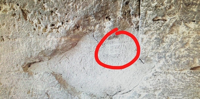 Colosseo, incide iniziali nome su monumento4