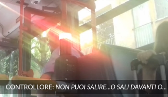 Roma tornelli sul bus, il video