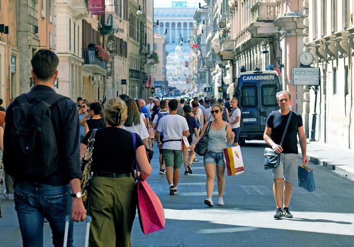 Roma, molesta turiste in via del Corso: arrestato quarantenne italiano