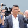 Cristiano Ronaldo firma i suoi primi autografi