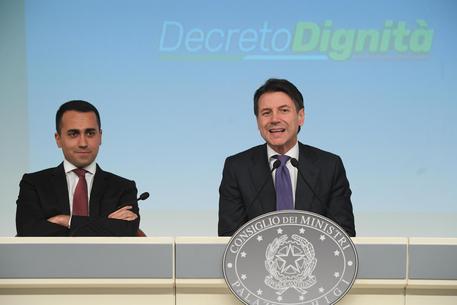 Di Maio: "Sulle indennità di licenziamento il Pd sta con i padroni". La replica: "Prendi in giro i lavoratori"