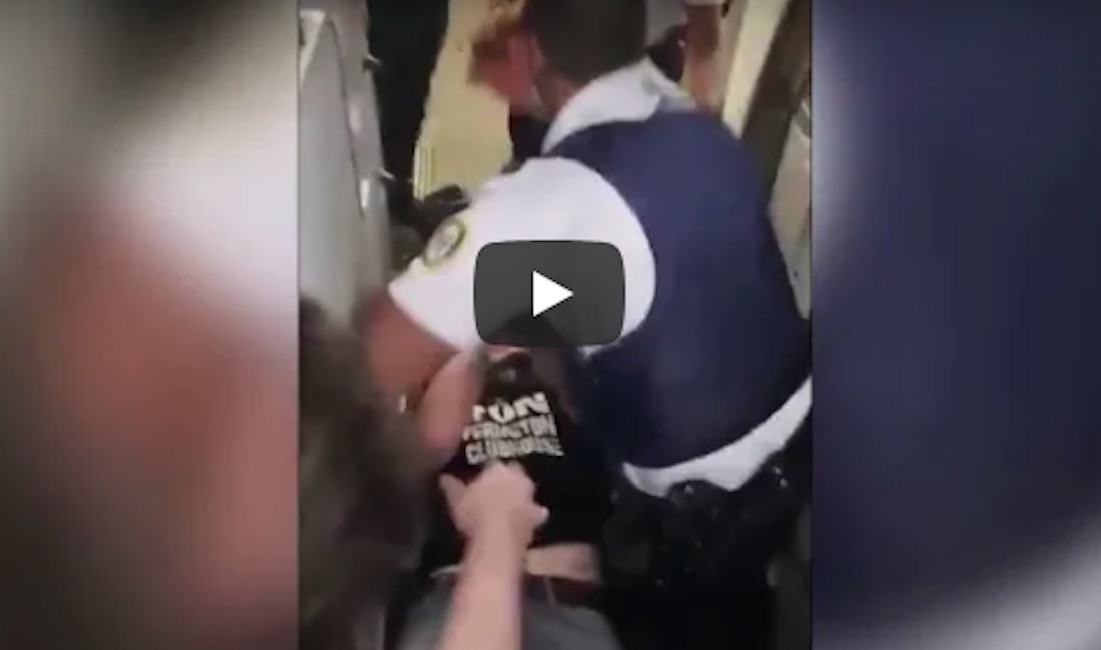 YOUTUBE Aereo Easyjet 12 ore in ritardo: passeggero tira testata a uno steward