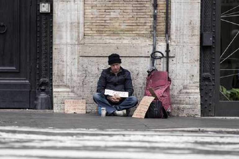 Vicenza, non gli bastano 4 euro di elemosina e aggredisce un 81enne (foto Ansa)