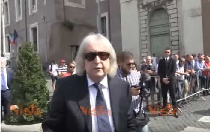 Enrico Vanzina al funerale del fratello