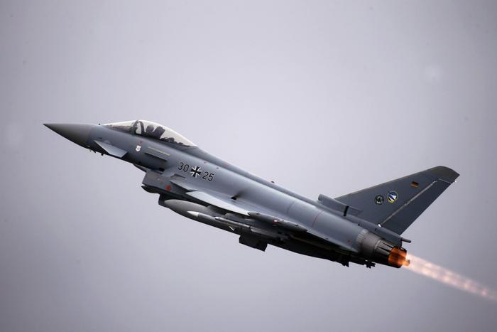 Aereo della Transavia perde contatto radio, caccia Aeronautica intervengono nei cieli italiani