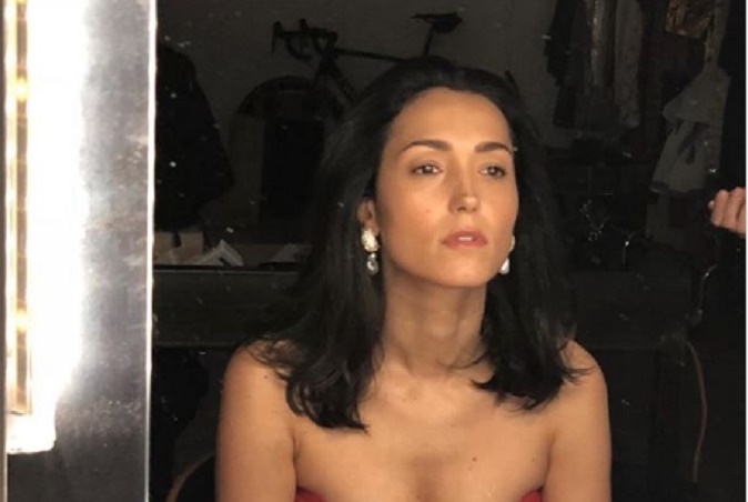 Caterina Balivo struccata davanti allo specchio FOTO: il vestito....2