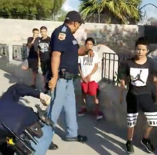 Texas, poliziotti armati contro ragazzini: video denuncia