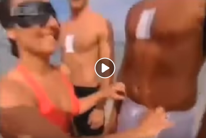 Ragazza bendata tocca sotto il costume 5 ragazzi per... Il nuovo gioco dell'estate