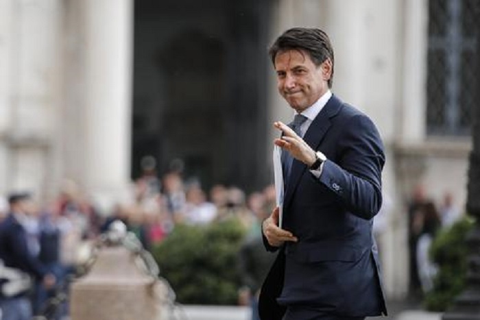 Giuseppe Conte e Olivia Paladino paparazzati su terrazza con piscina FOTO Oggi