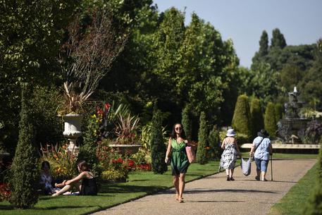 Francia, due anni di galera a chi fa foto sotto le gonne