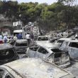 Le auto carbonizzate a Mati in Grecia