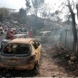 Un'auto carbonizzata dopo il drammatico incendio di Mati