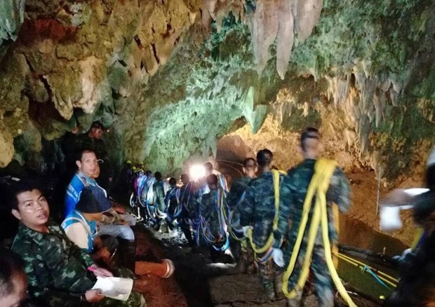 Thailandia, fallito il tentativo di trivellare il cunicolo. Unica via d'uscita le gallerie nella grotta. Soccorritori pompano ossigeno