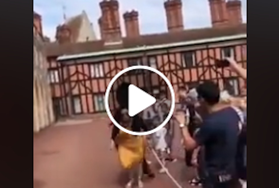 Turista intralcia la marcia per farsi un selfie: la guardia reale la travolge VIDEO