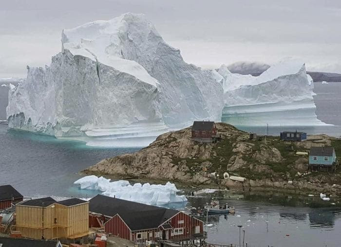 Groenlandia, iceberg gigante a ridosso di un villaggio. Abitanti sgomberati FOTO