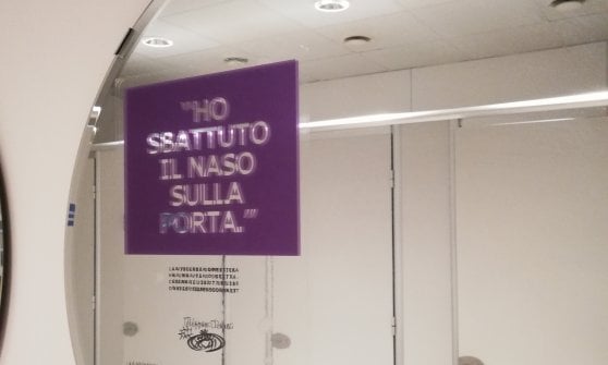 Ikea, cartelli nei bagni per aiutare le vittime di violenza sulle donne: "Sono caduta dalle scale"