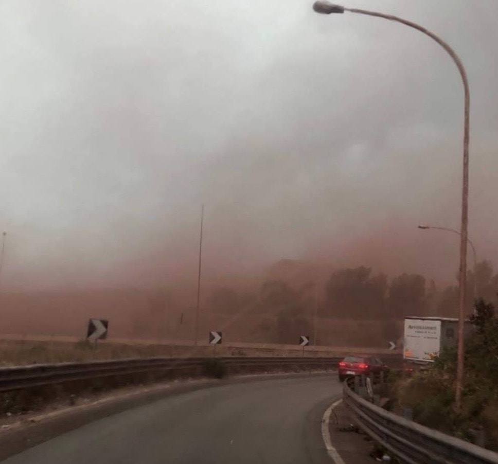 Ilva, nube rossa su Taranto. "Mentre vi beccate via Twitter, qui succede questo"