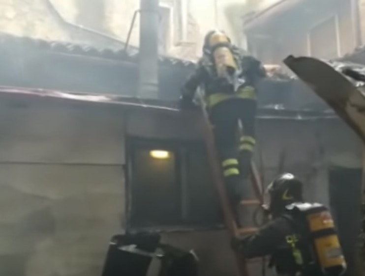 YOUTUBE Orvieto, incendio in un ristorante del centro storico