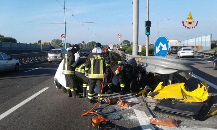 Mestre, incidente in tangenziale A57: furgoncino schiacciato tra 2 tir, un morto
