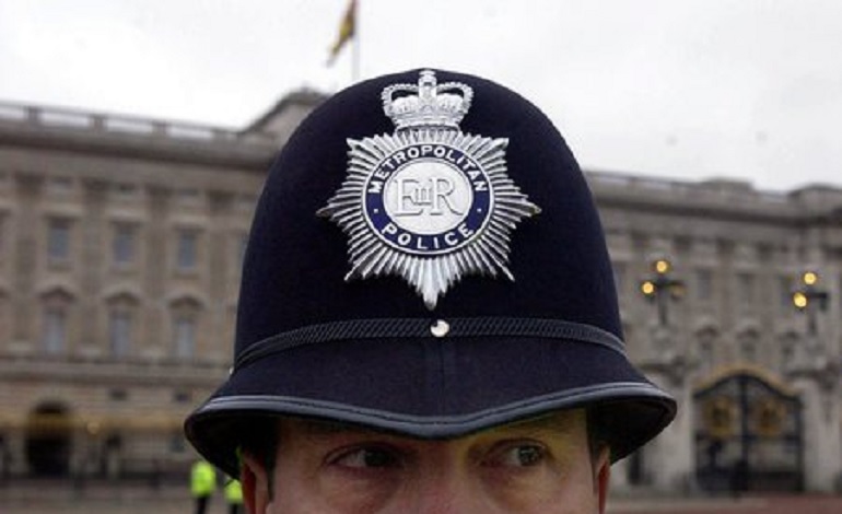 Inghilterra, ladri rubano auto con la figlia di 4 settimane dentro. La madre urla disperata: "La mia bambina..." (foto Ansa)